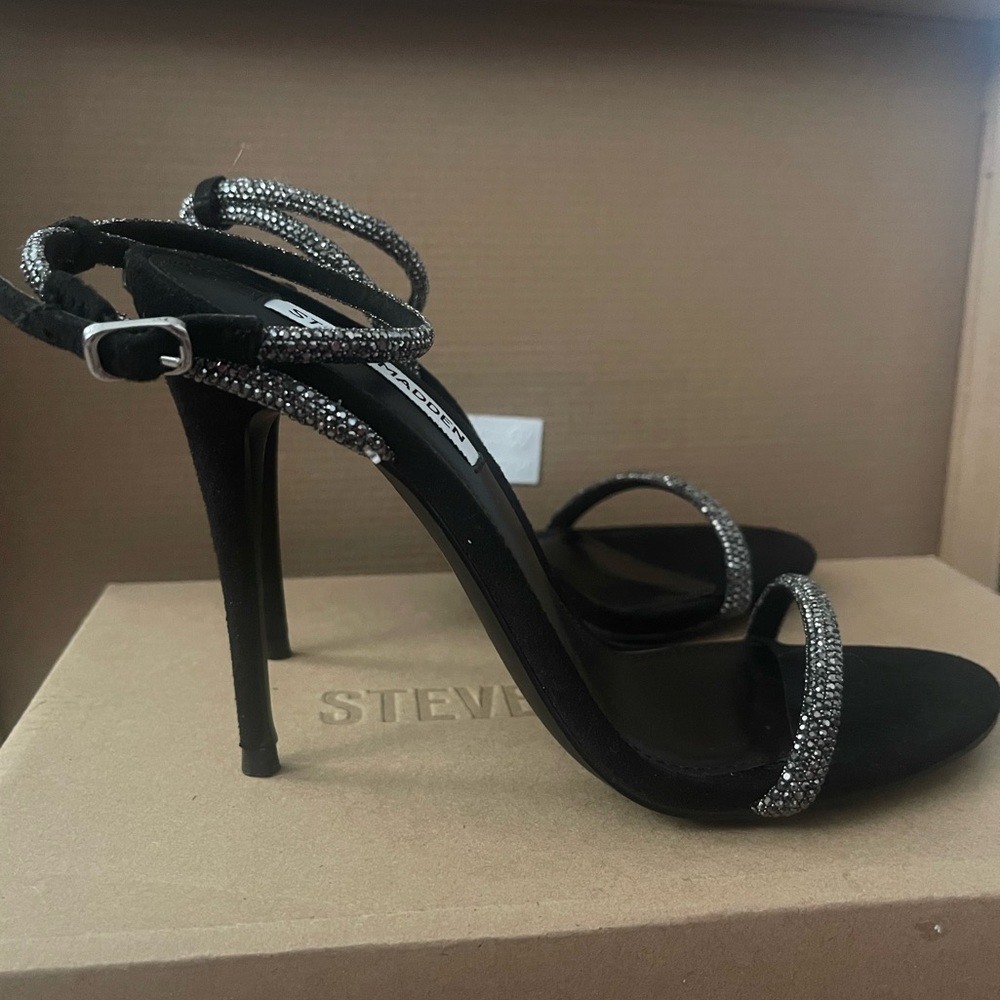 Steven Madden Black heals w/ beaded detail size: 7us